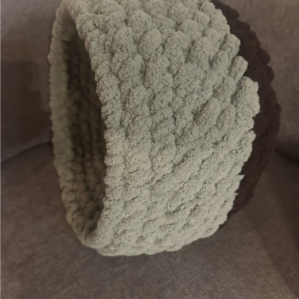 Plush Cat Tunnel Bed - Soft Green